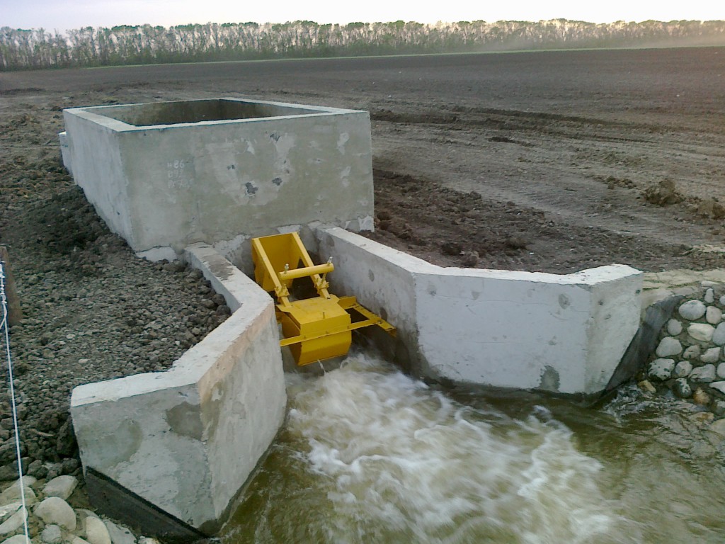 Водовыпуск в оросительный канал